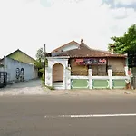Oyo 4016 Tan Jokteng Guest House
